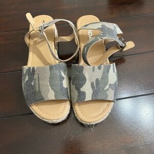 Soda Girl’s Camo Platform Sandals, Size 4
